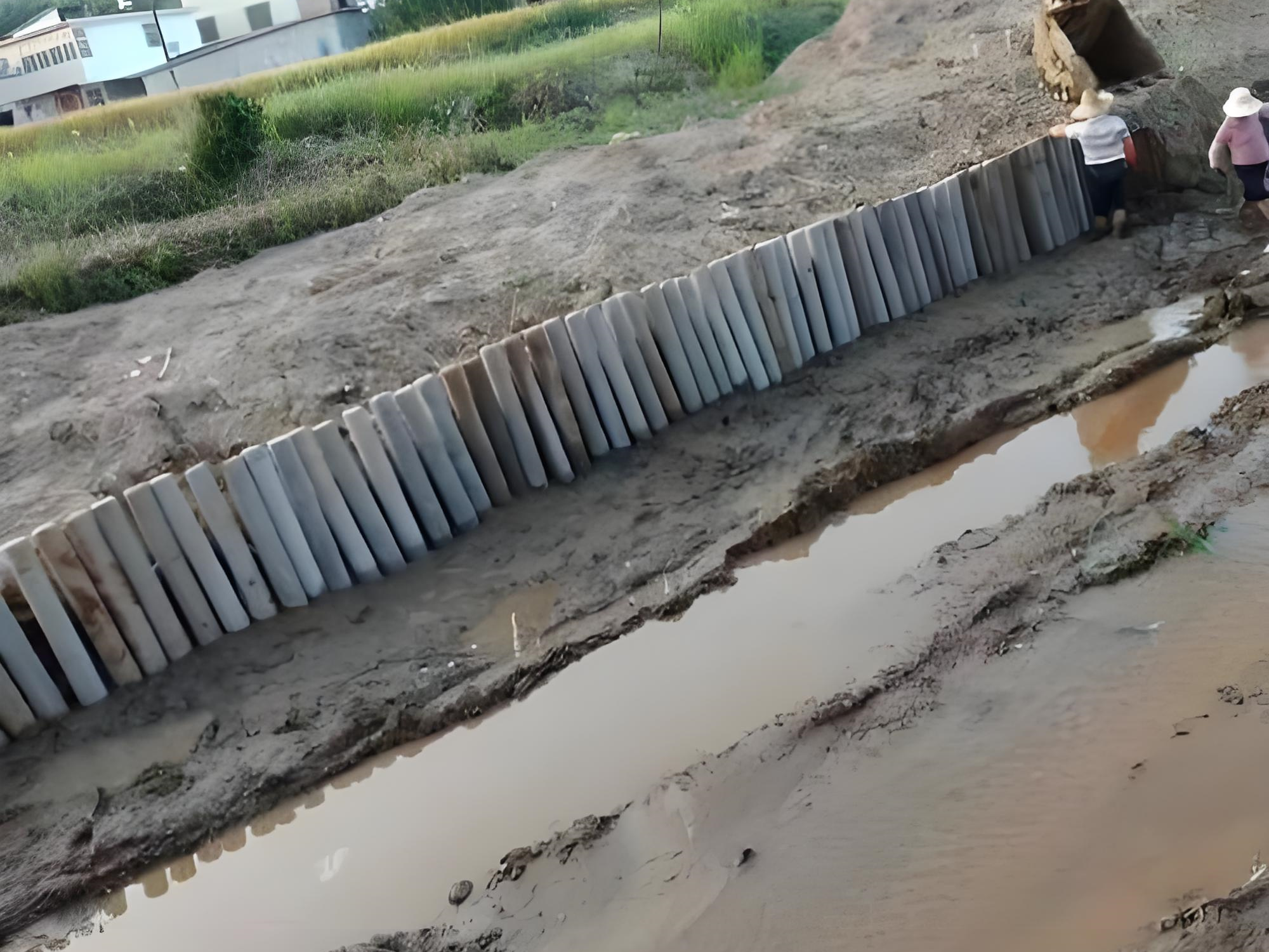 水泥仿木樁施工隊(duì)泓樺錦嘉 - 水泥仿木樁為什么有空心也有實(shí)心的？