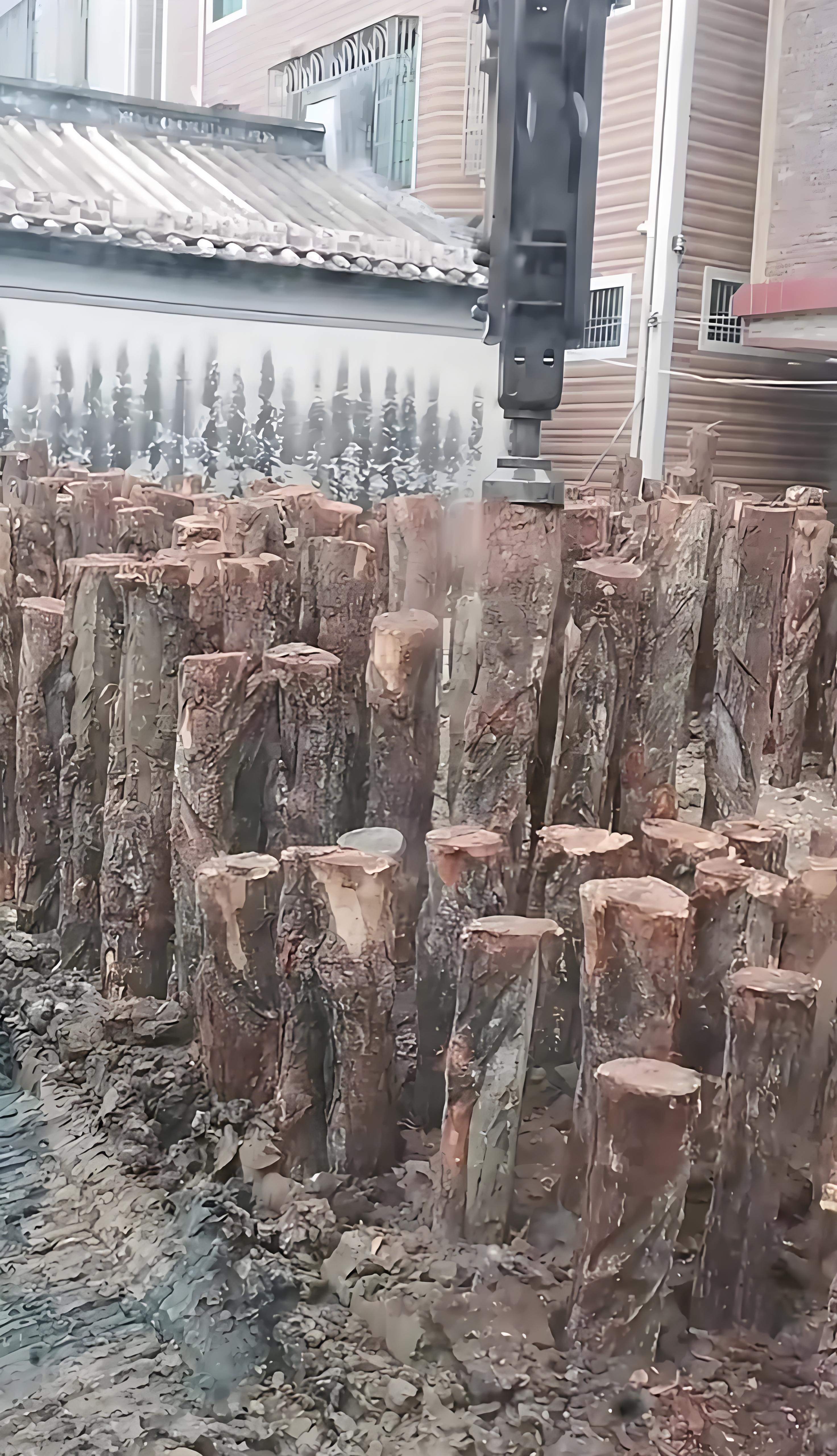 松木樁施工隊泓樺錦嘉-木頭打樁做地基原理是什么？