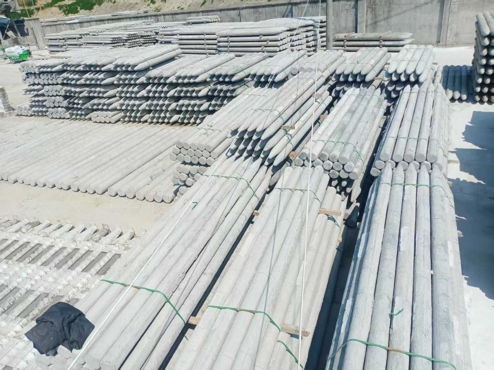 水泥仿木樁施工隊泓樺錦嘉 -?水泥仿木樁可以用于魚塘圍欄嗎